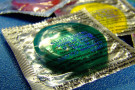 Bill Gates finanzia il preservativo del futuro, realizzato in Grafene