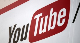 Foto che mostra il logo di YouTube in primo piano